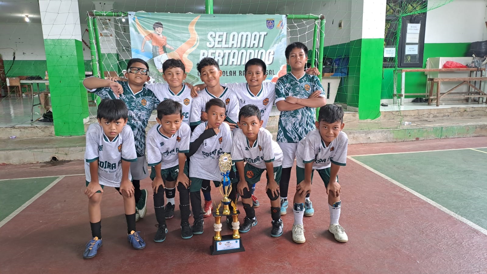 Model wearing plain white basic tee.